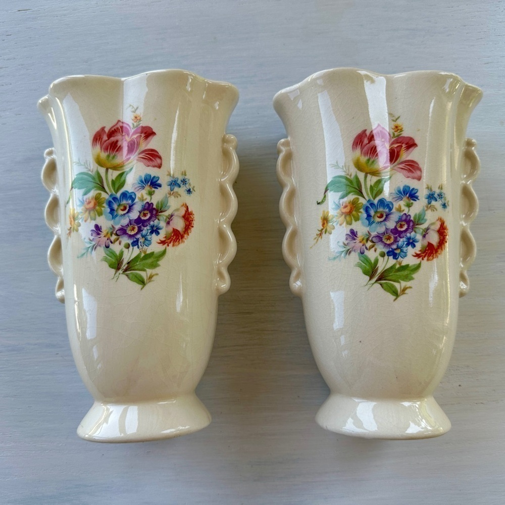 1950’S SET/2 , FLORAL VASES. SOFT CREAM COLOR WITH ONE SIDED FLORAL DESIGN. - Picture 9 of 12